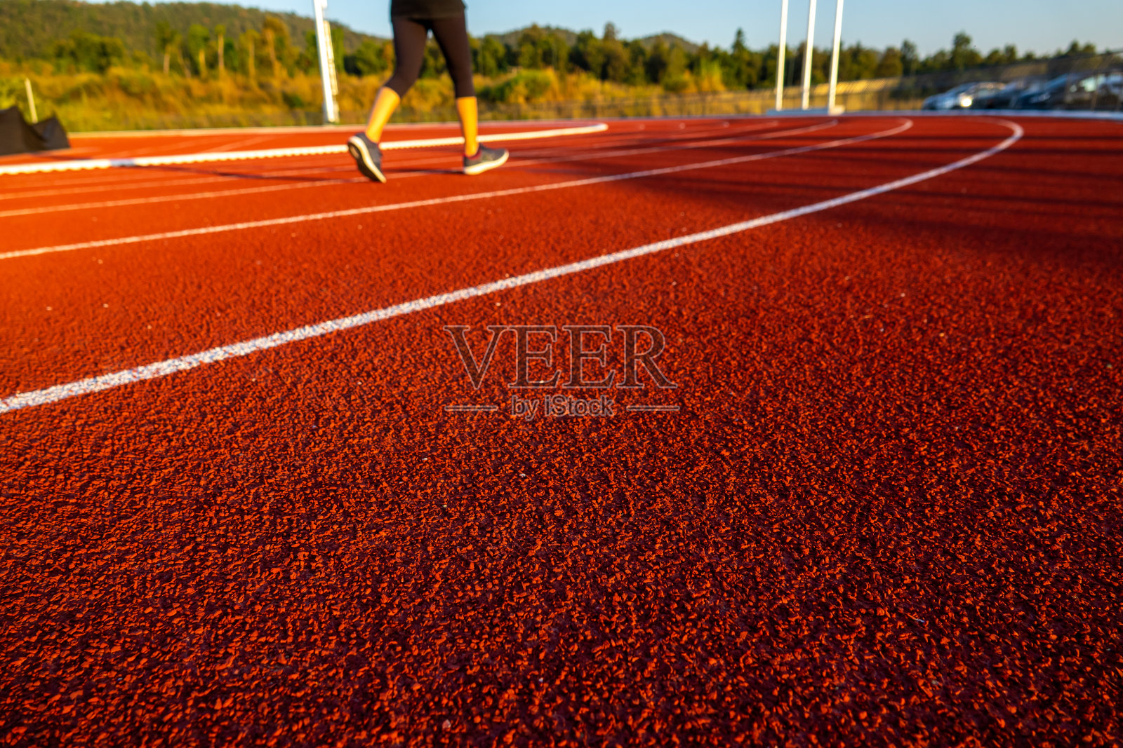 带有跑步者脚印的红色跑道，运动场跑道照片摄影图片