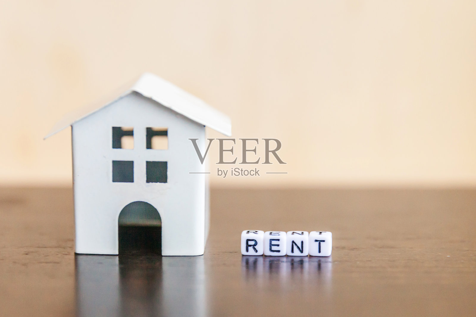 微型玩具模型房子与租字母字在木制背景。生态村，抽象的环境背景。房地产抵押财产保险温馨家园生态租赁概念照片摄影图片