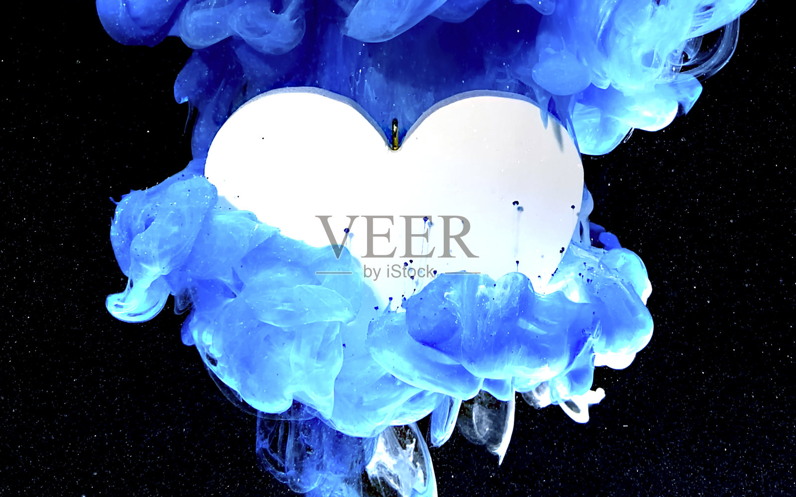 巨大的白色心在美丽的蓝色和黑色的背景。2月14日情人节的概念。照片摄影图片