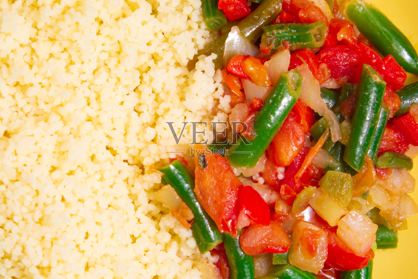 蒸粗麦粥配生菜和蔬菜是健康的健身食品照片摄影图片