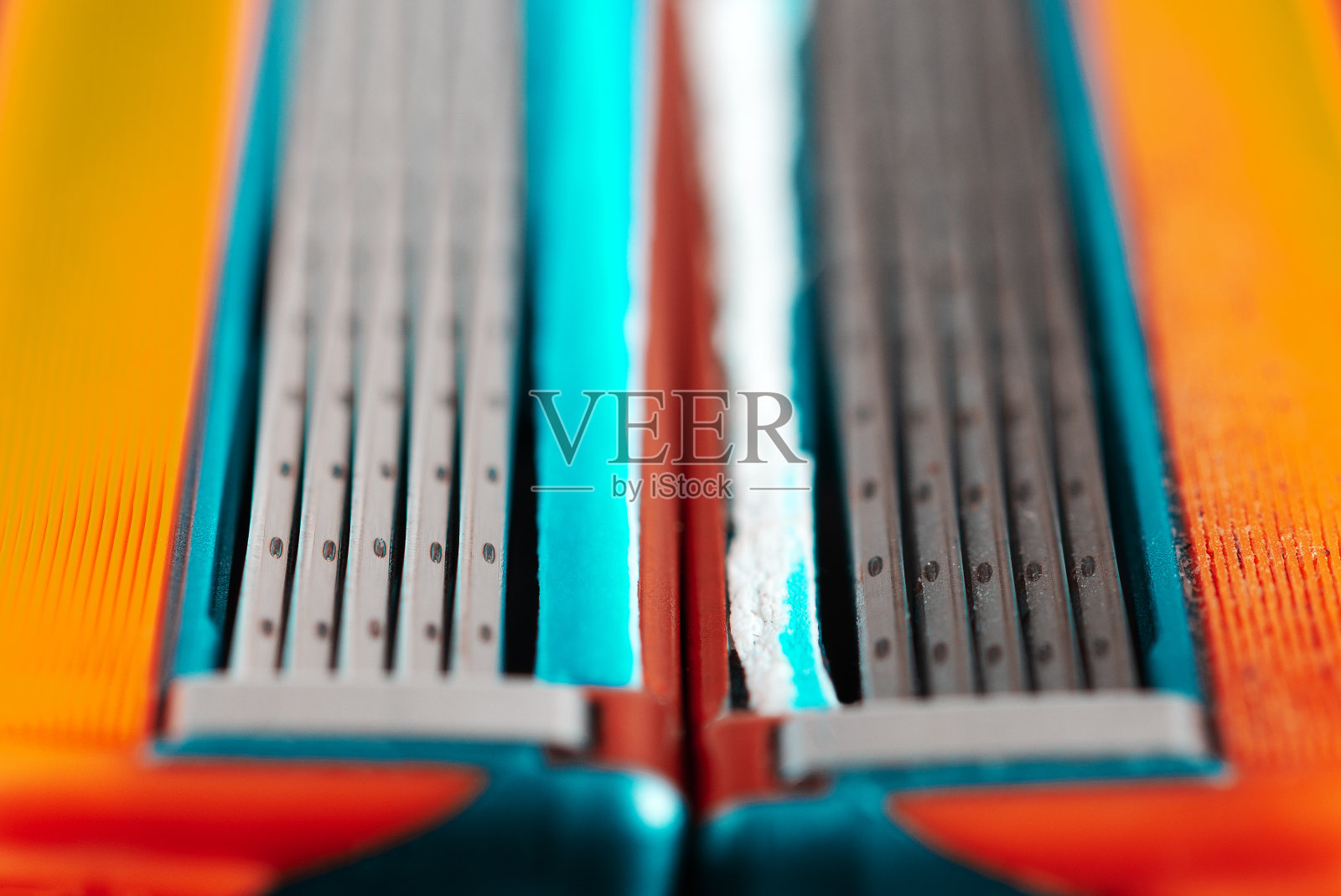 比较两个剃须刀片，新的锋利和旧的钝在一个黑色的背景照片摄影图片