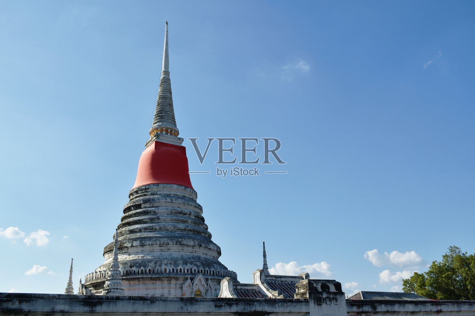 Phra Samut Chedi圣古塔与红袍照片摄影图片