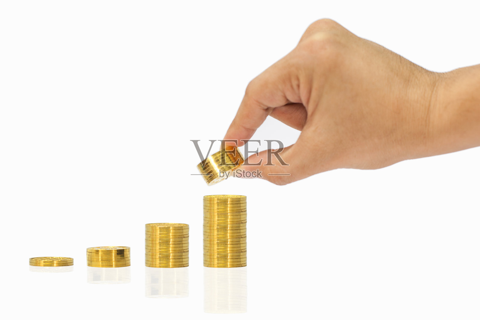 投资概念数堆暗色金条，精金锭，孤立在黑色背景上，选择性聚焦。照片摄影图片