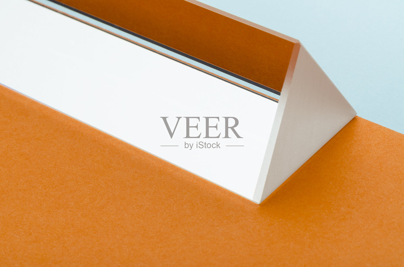 明亮的三角形棱镜在橙蓝色的背景照片摄影图片