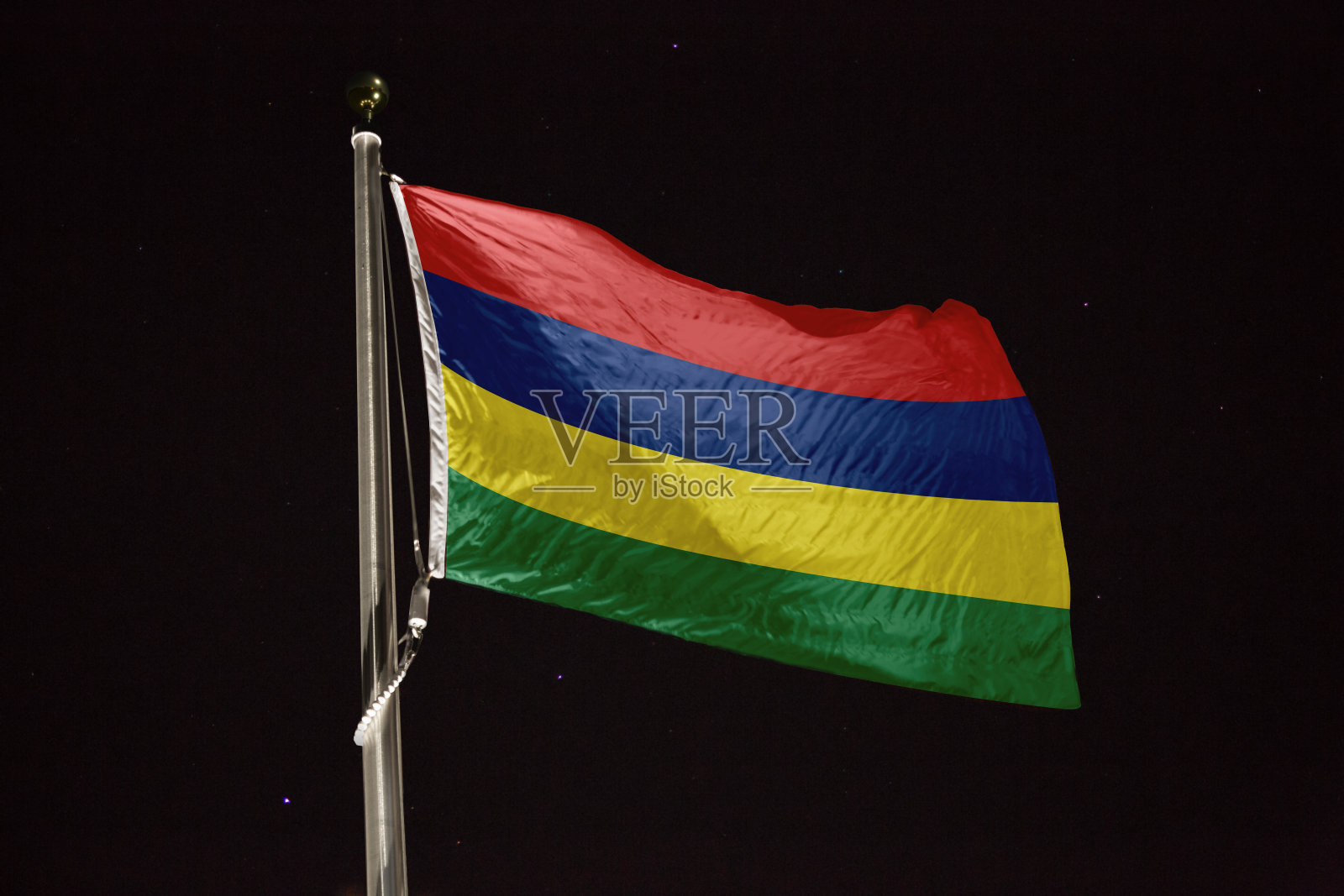 晚上毛里求斯的国旗在风中飘扬照片摄影图片