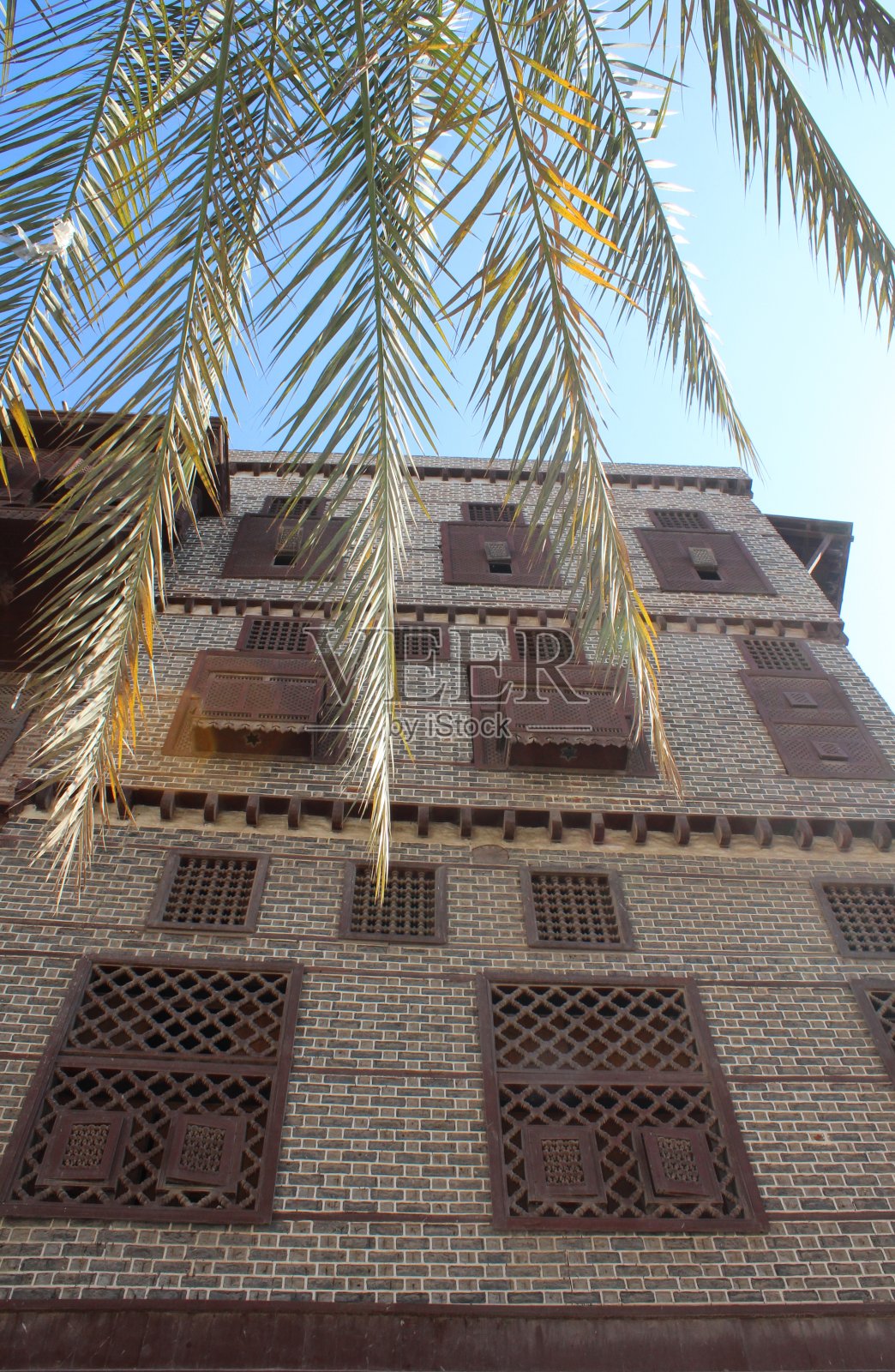 埃及拉希德老房子的美丽外墙，配有大型木制窗户照片摄影图片