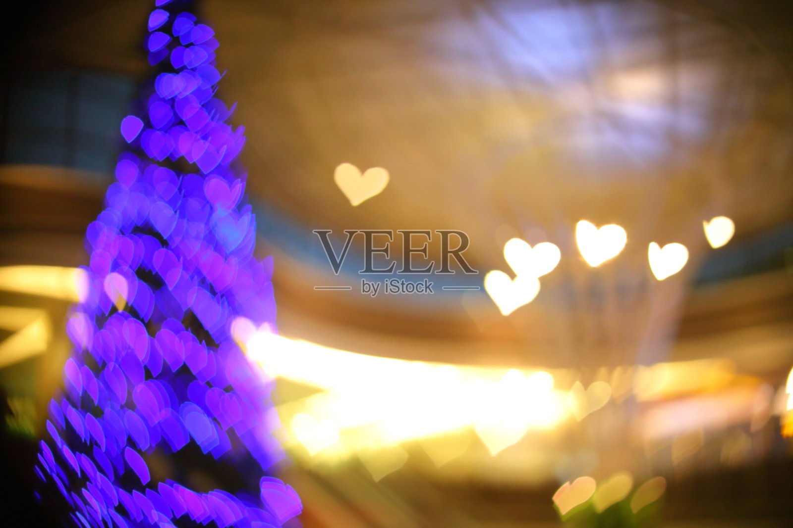 抽象图像模糊紫心爱之光装饰在圣诞树上，用于商场的庆祝背景照片摄影图片