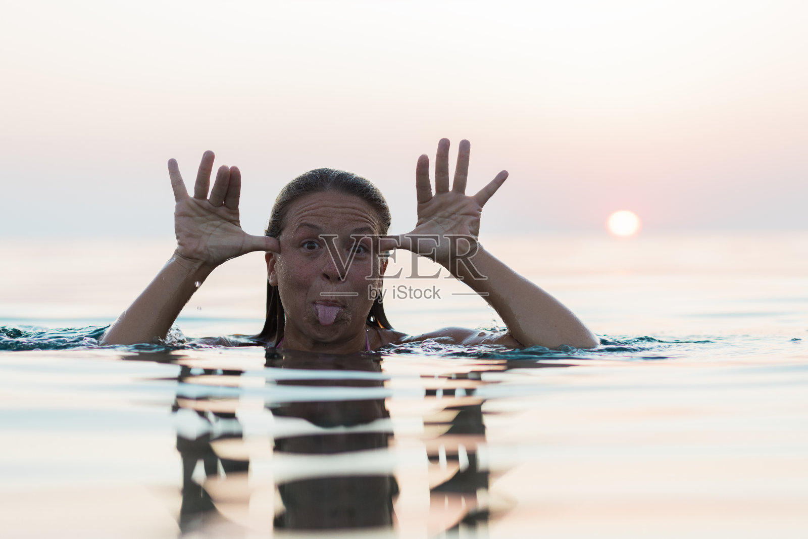 年轻女子在海里闲逛游泳照片摄影图片
