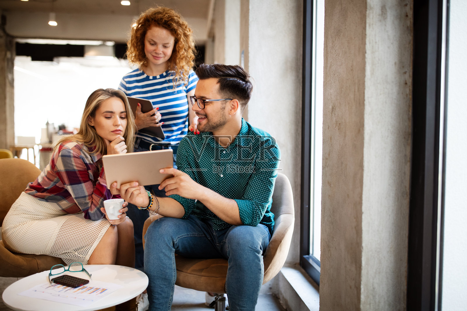 商务人士朋友在会议上讨论头脑风暴的想法照片摄影图片