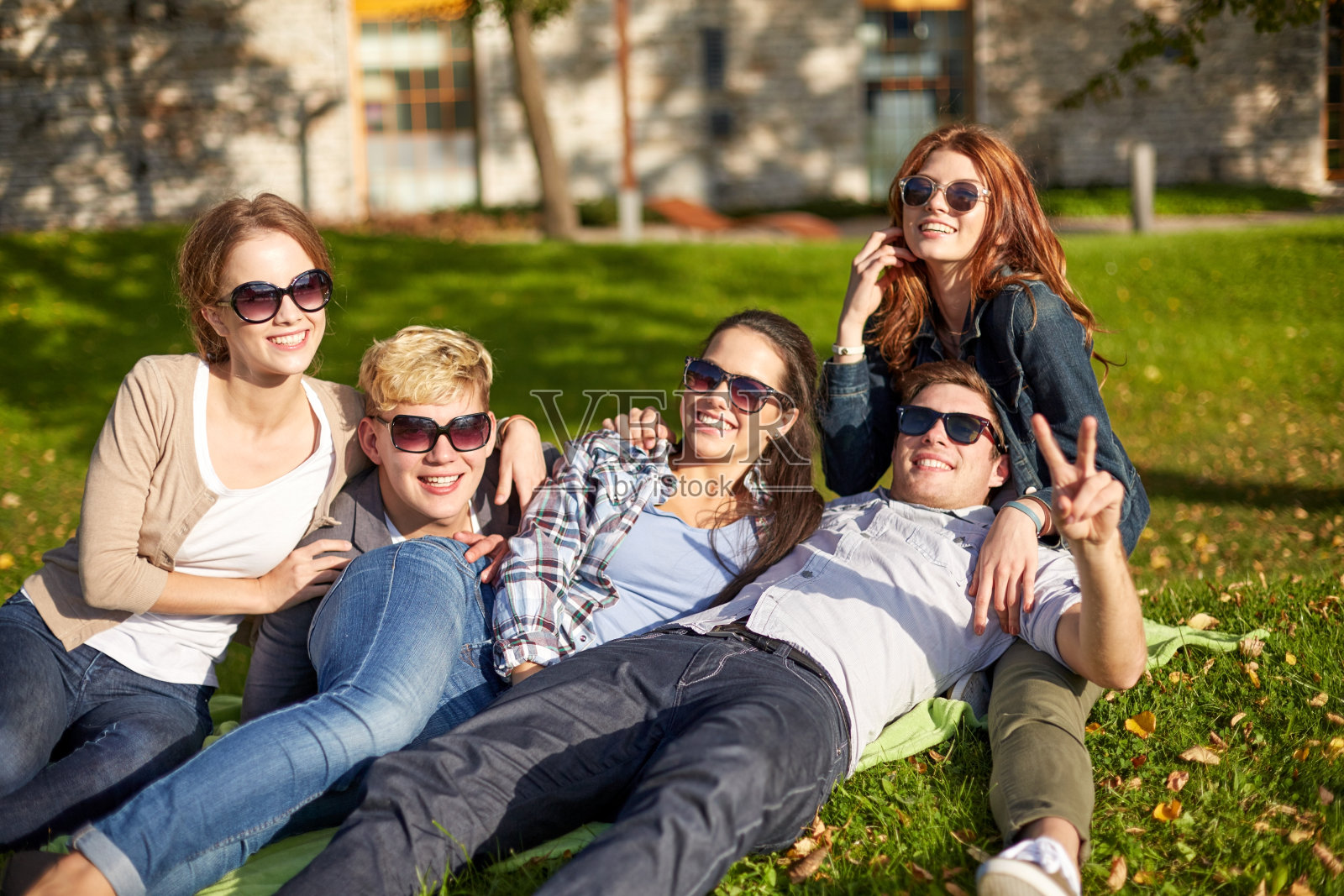 一群快乐的学生摆出胜利的姿态照片摄影图片