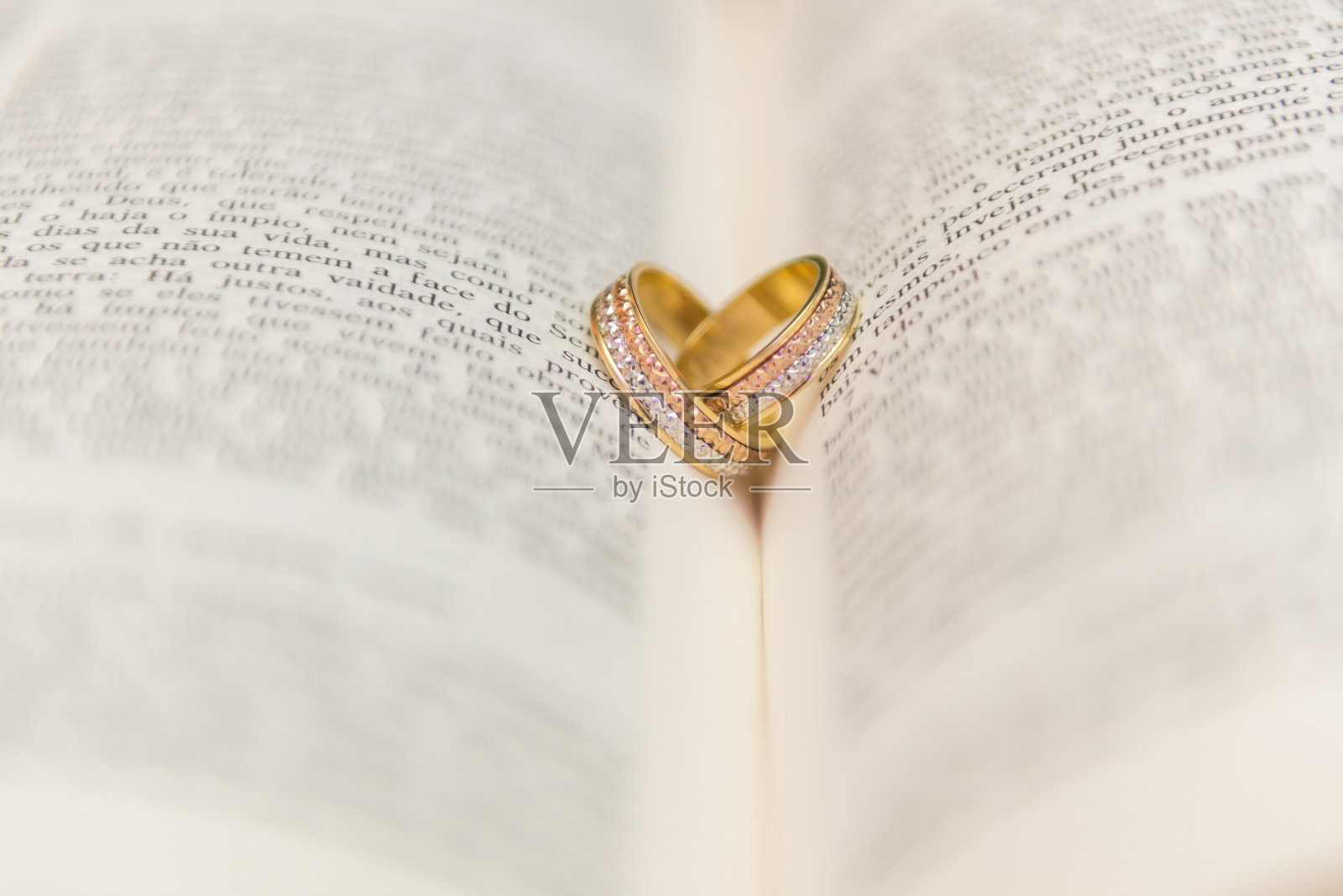 打开的圣经上的结婚戒指照片摄影图片