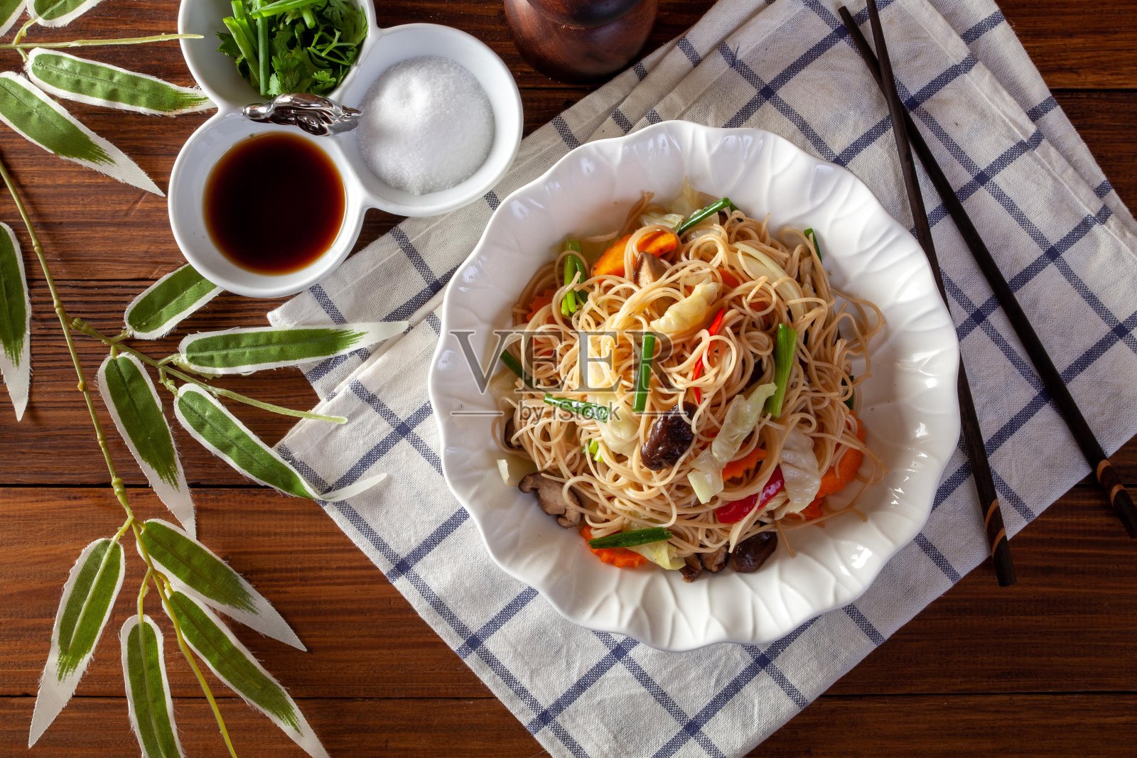 炒面加蔬菜照片摄影图片