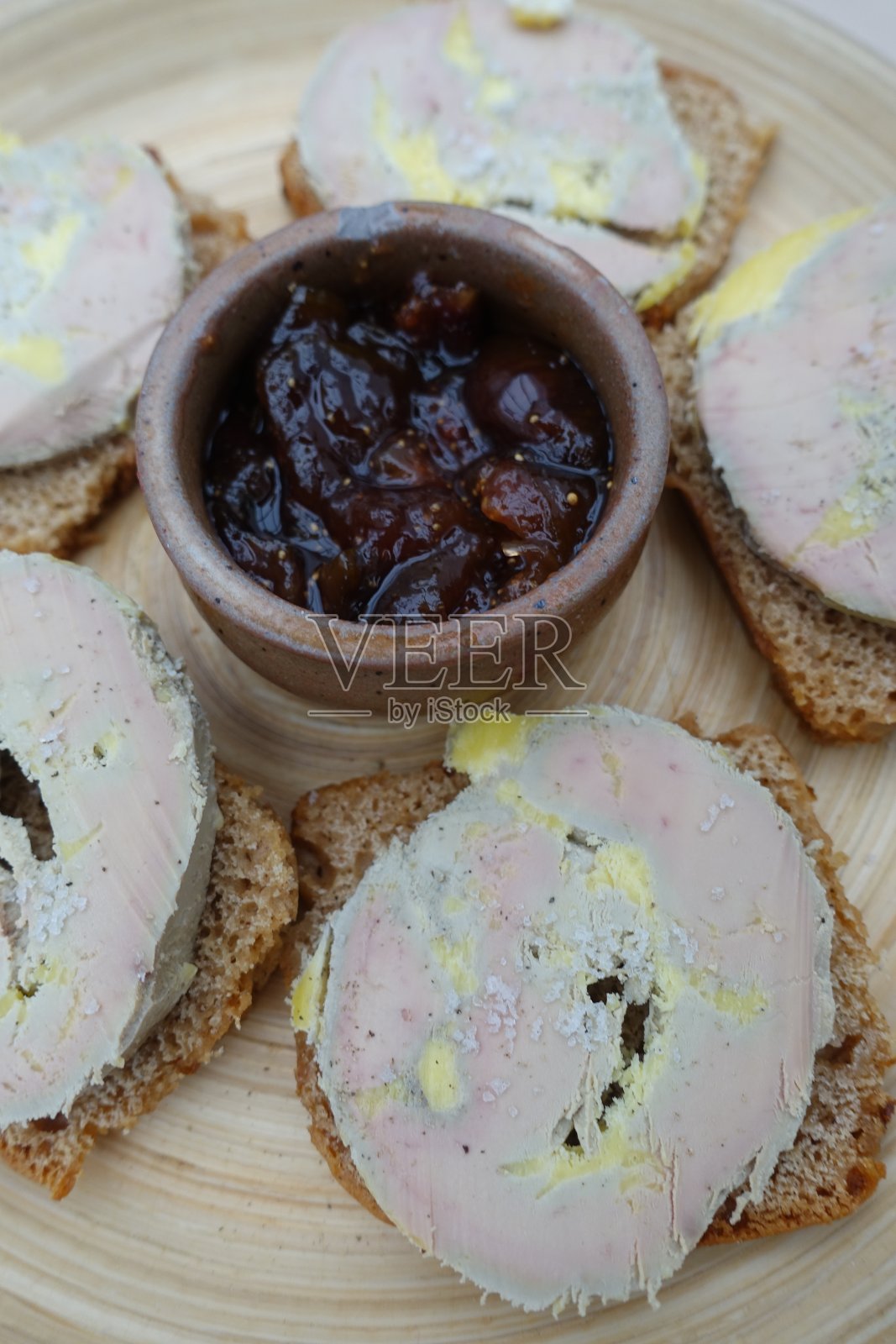 鹅肝配姜饼和无花果自助餐照片摄影图片