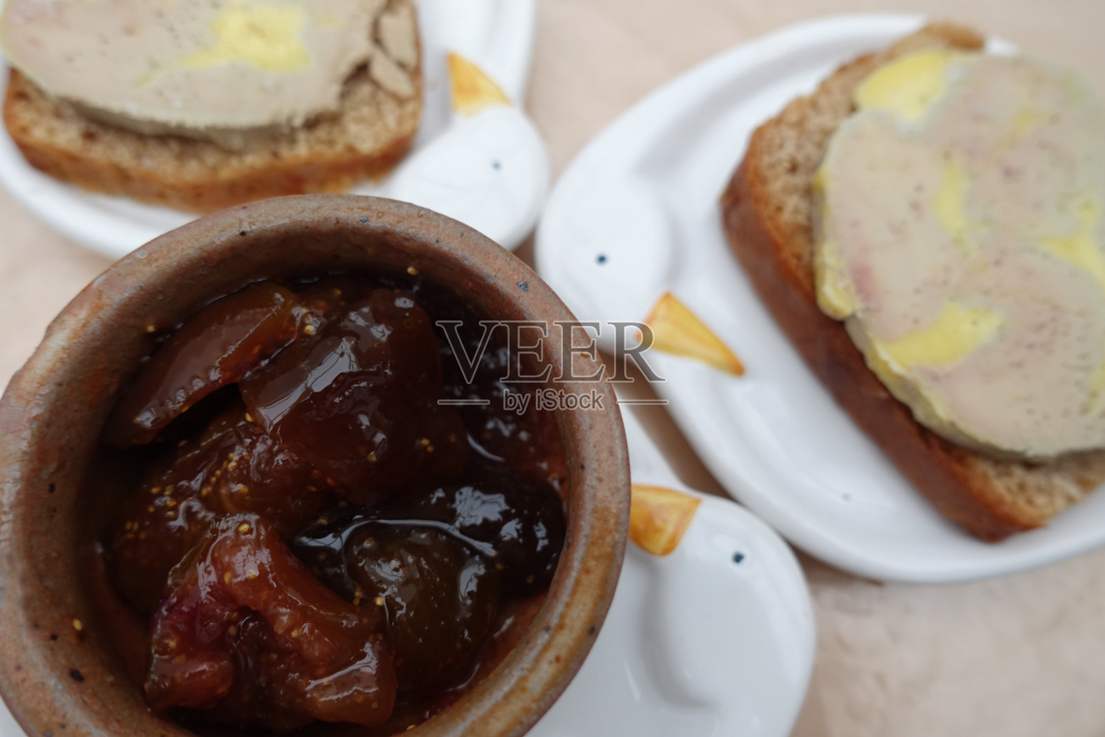 鹅肝配姜饼和无花果照片摄影图片