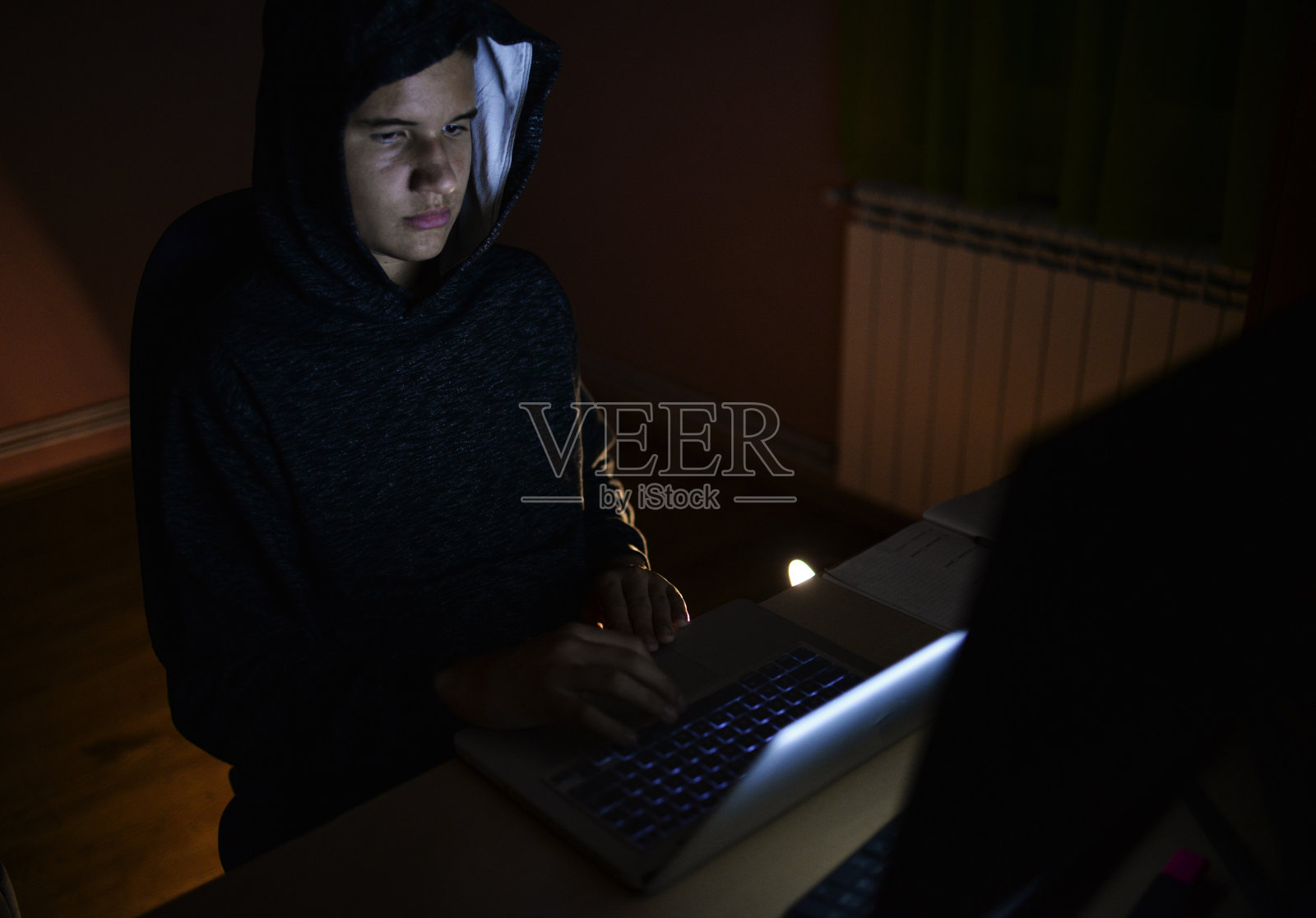 沉迷于电子游戏的少年照片摄影图片