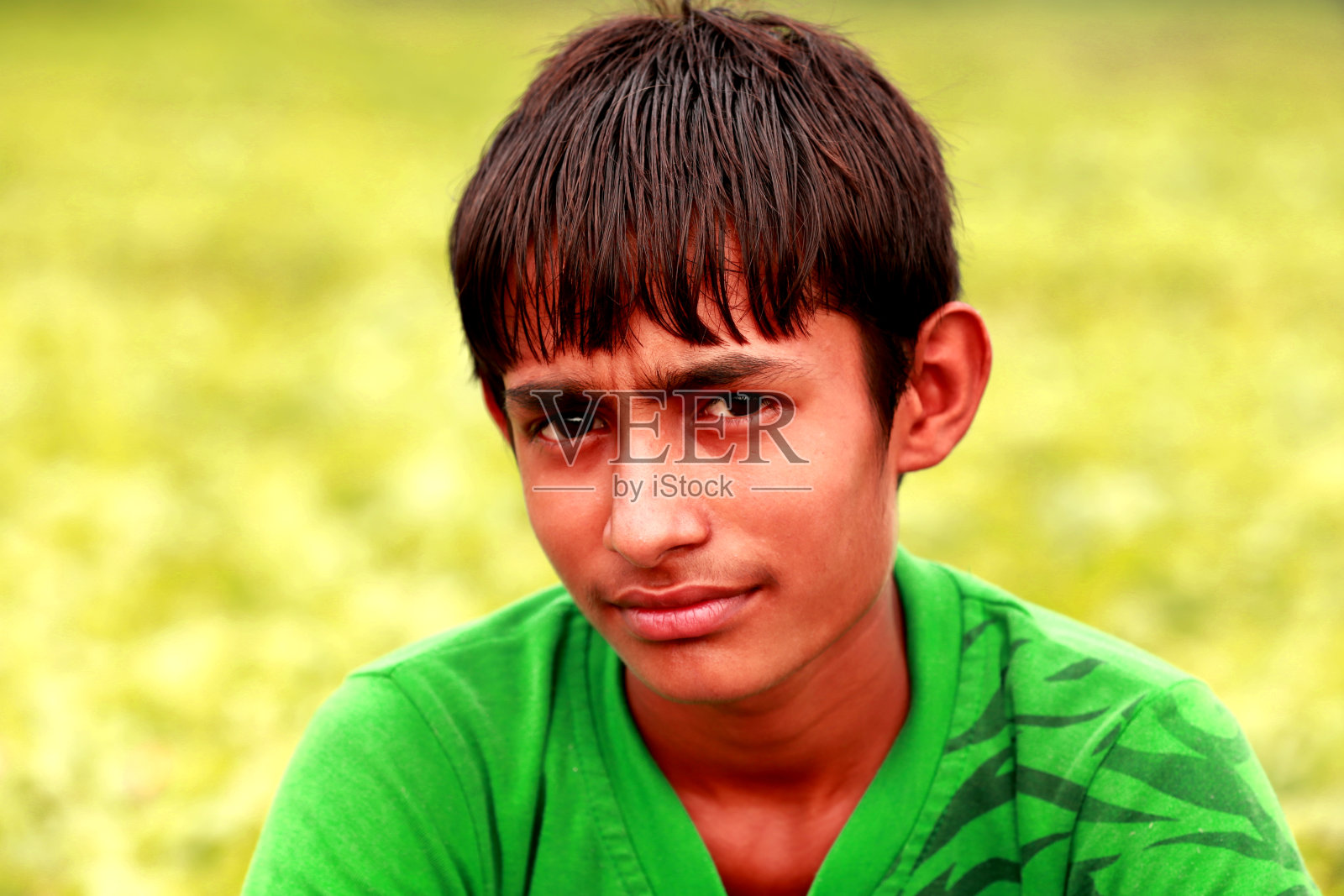 十几岁的男孩在野外的特写肖像照片摄影图片