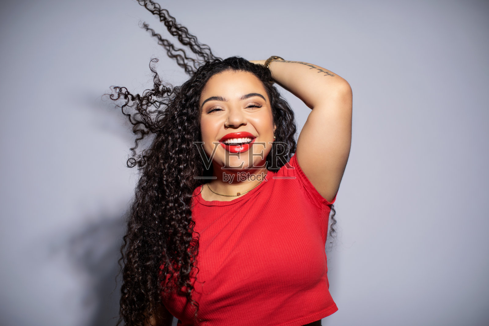 美丽女人的肖像享受在灰色的背景照片摄影图片