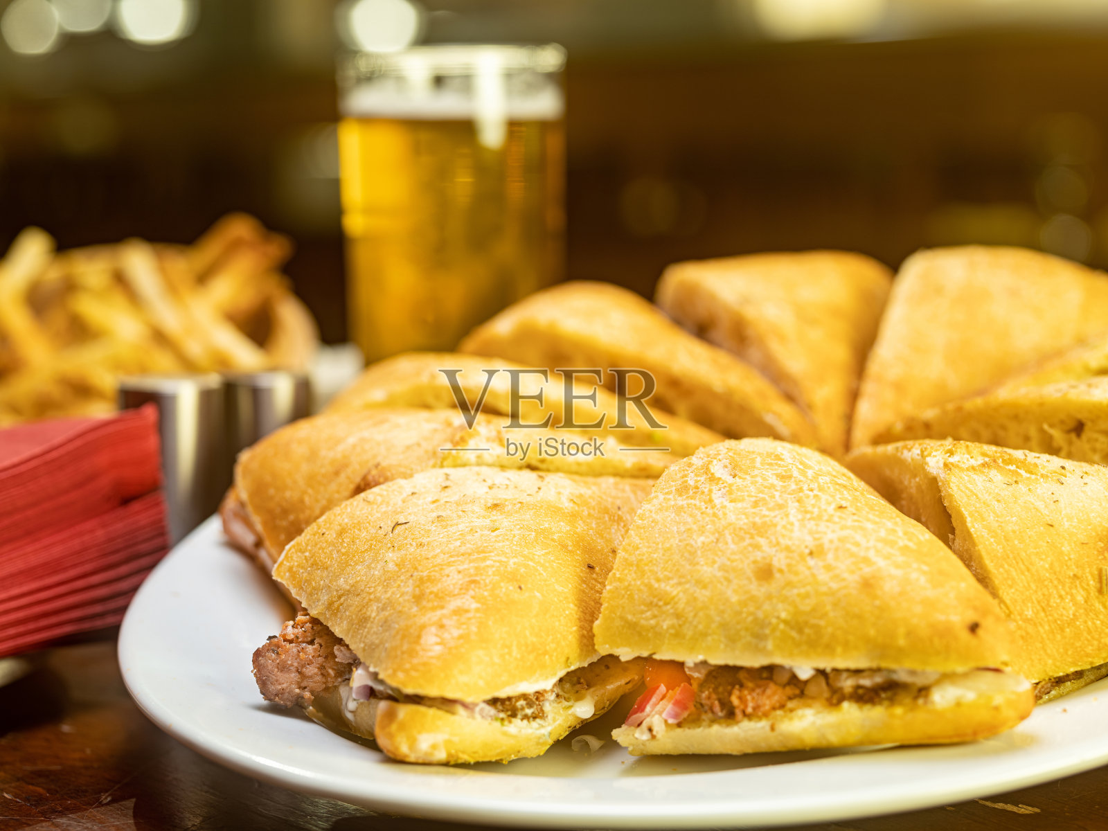 桌上摆着各种各样的肉三明治照片摄影图片