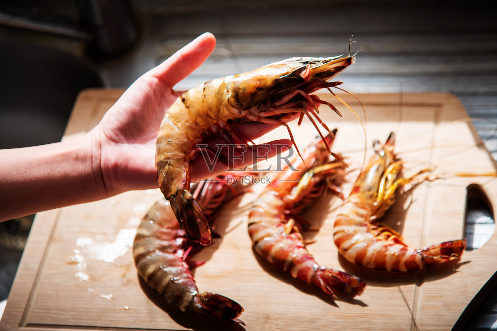 手拿大虾的女人照片摄影图片