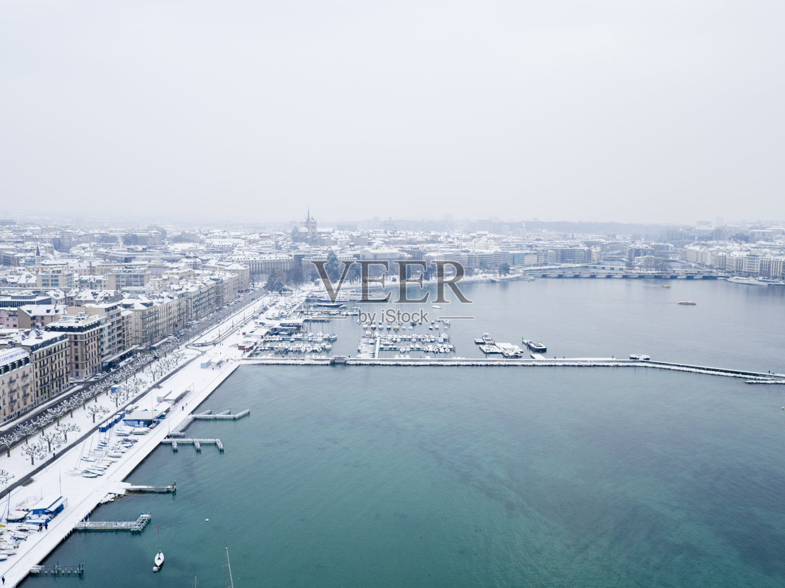 鸟瞰雪后的日内瓦湖畔照片摄影图片
