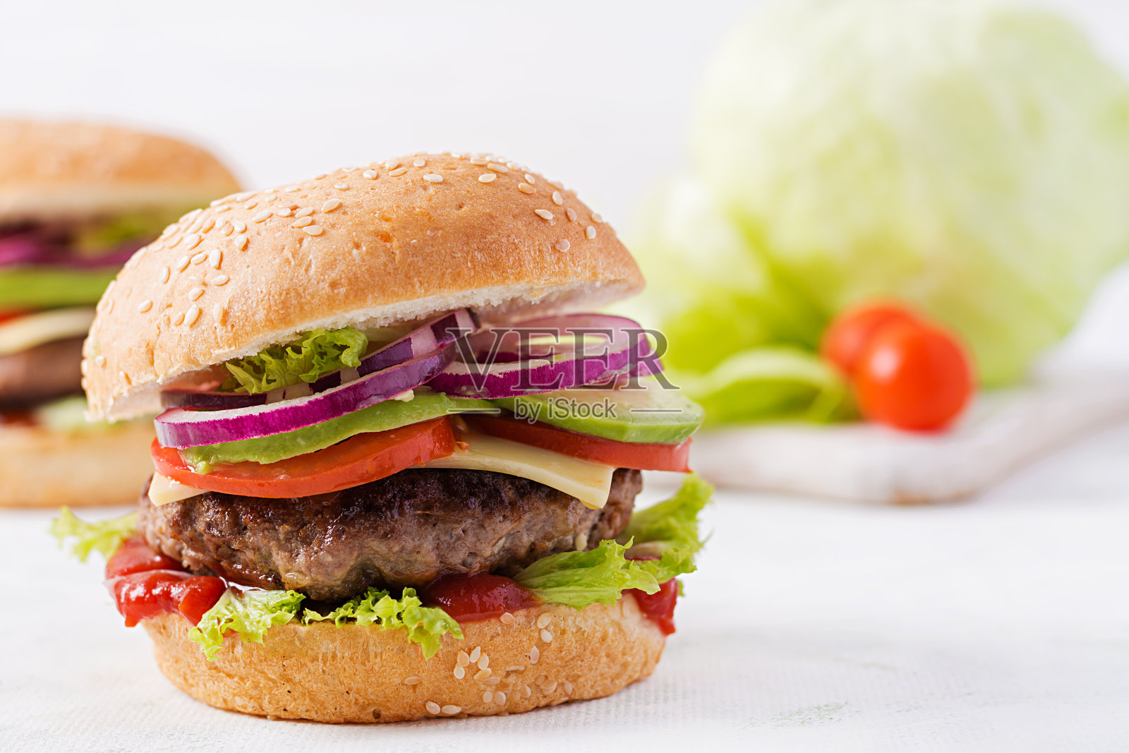 大三明治-汉堡汉堡与牛肉，鳄梨，番茄和红洋葱在光的背景。美国菜。快餐照片摄影图片