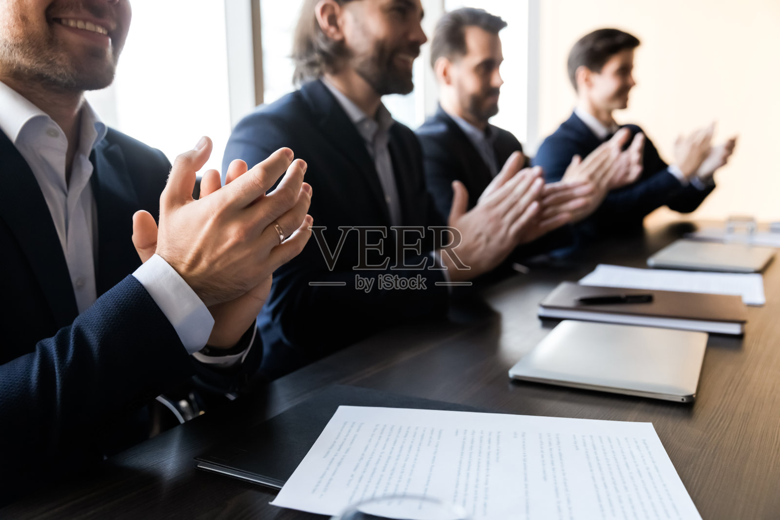 商人在商务公司会议上鼓掌的特写照片摄影图片