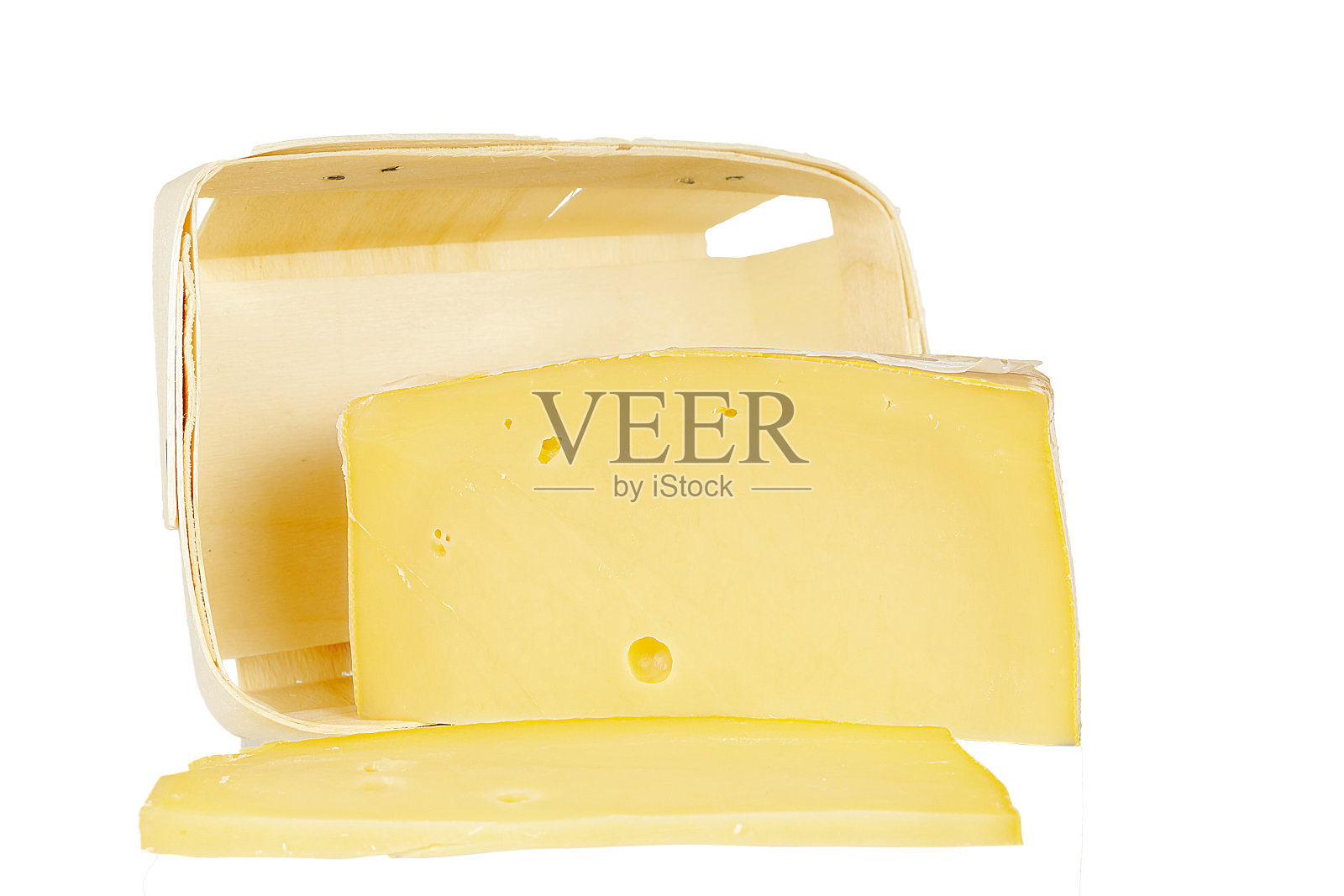 奶酪在白桦树皮包装上，孤立的白色背景。照片摄影图片