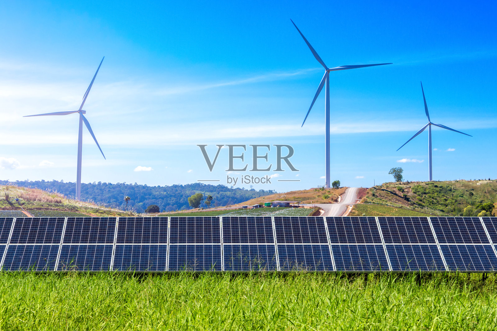 太阳能板与风力涡轮机，山脉景观，蓝天白云，替代能源概念，清洁能源，绿色能源。照片摄影图片