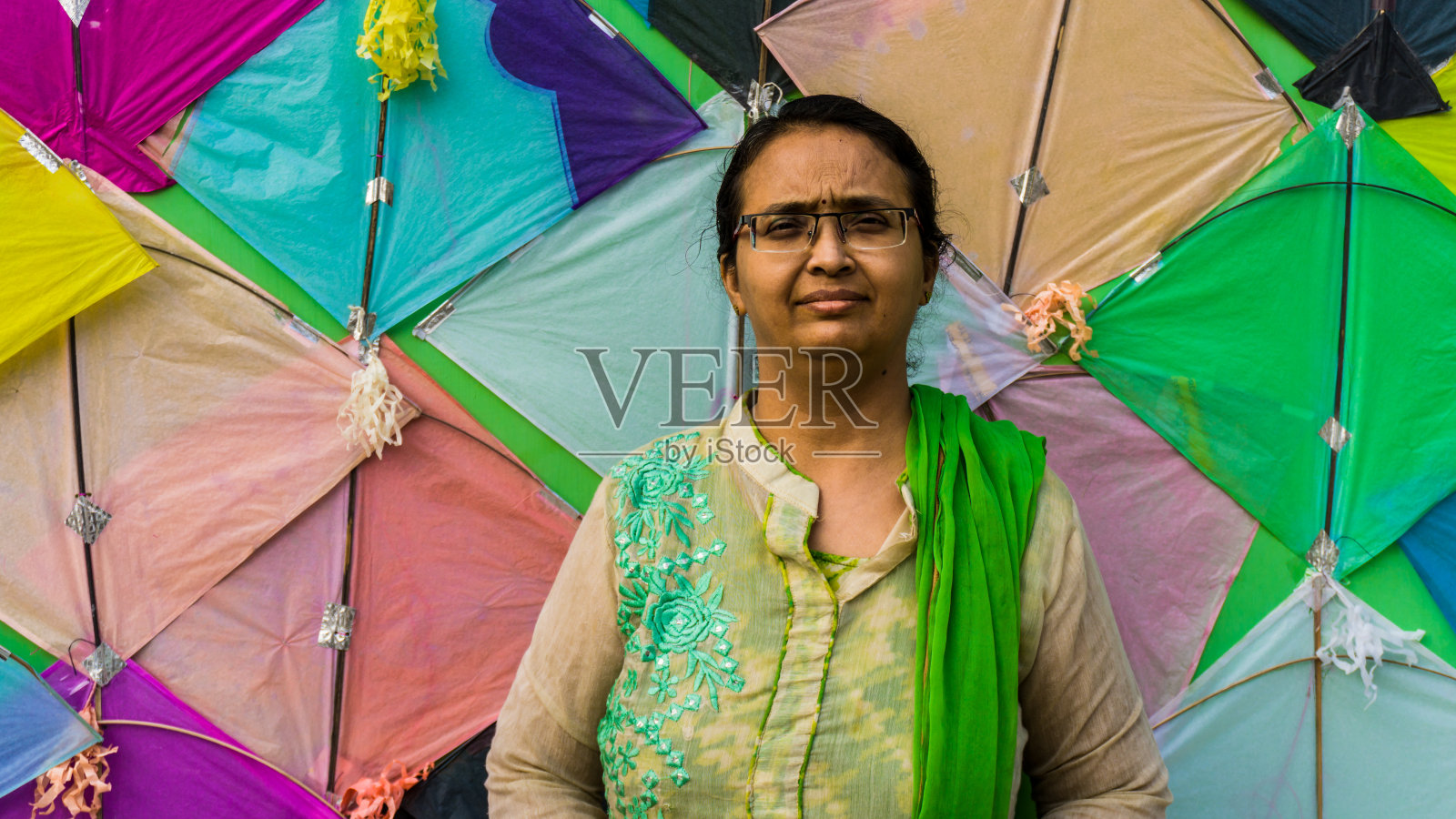 在印度Makar Sankranti节拿着风筝的女人照片摄影图片