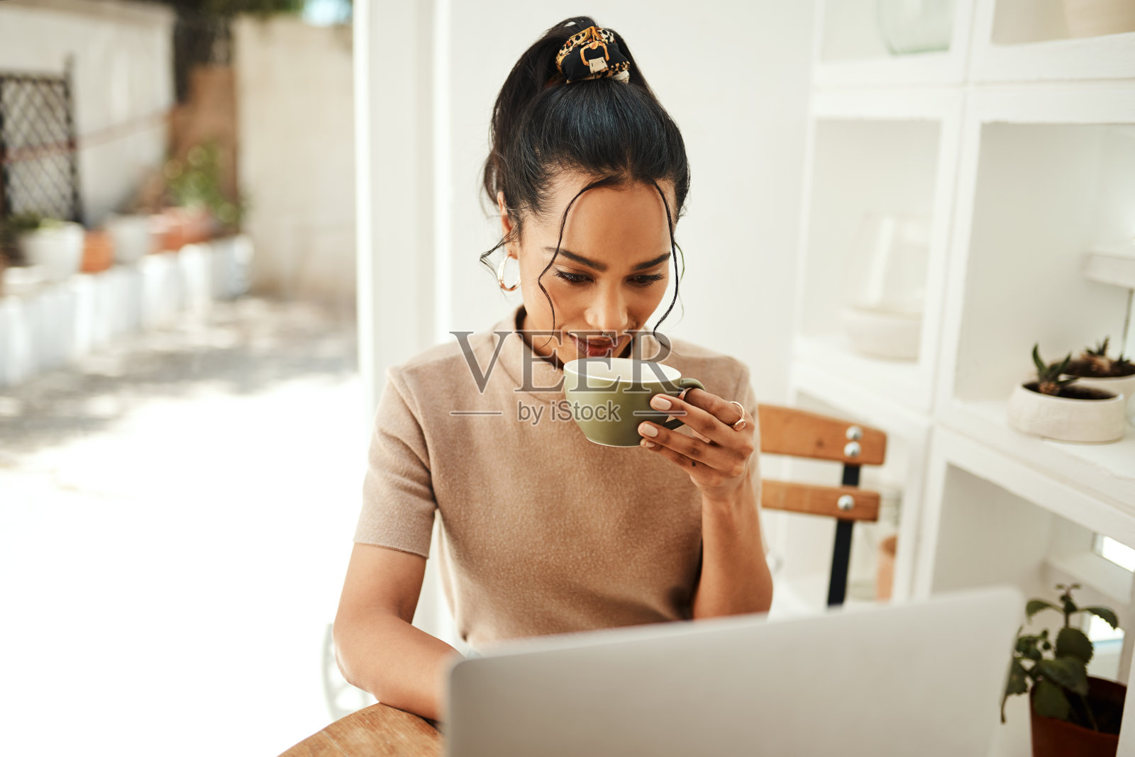 咖啡后的生活照片摄影图片