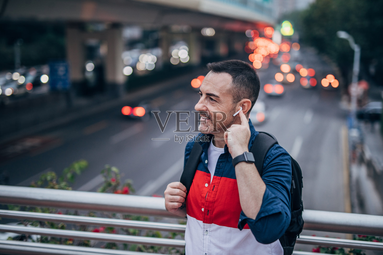 在市中心背着背包的现代男人照片摄影图片