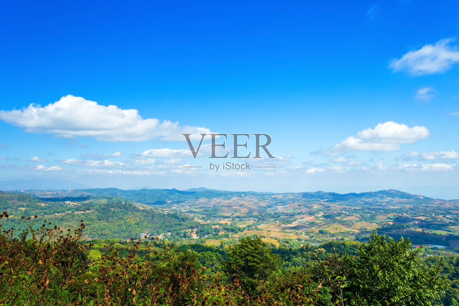 考科国家公园自然步道山脉全景，泰国碧差汶府，蓝天白云背景纹理照片摄影图片