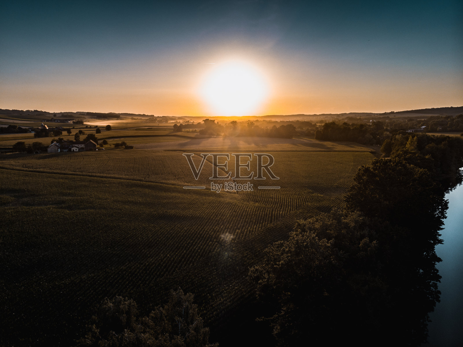 在新娘阳光明媚的日子，到湖边远足照片摄影图片