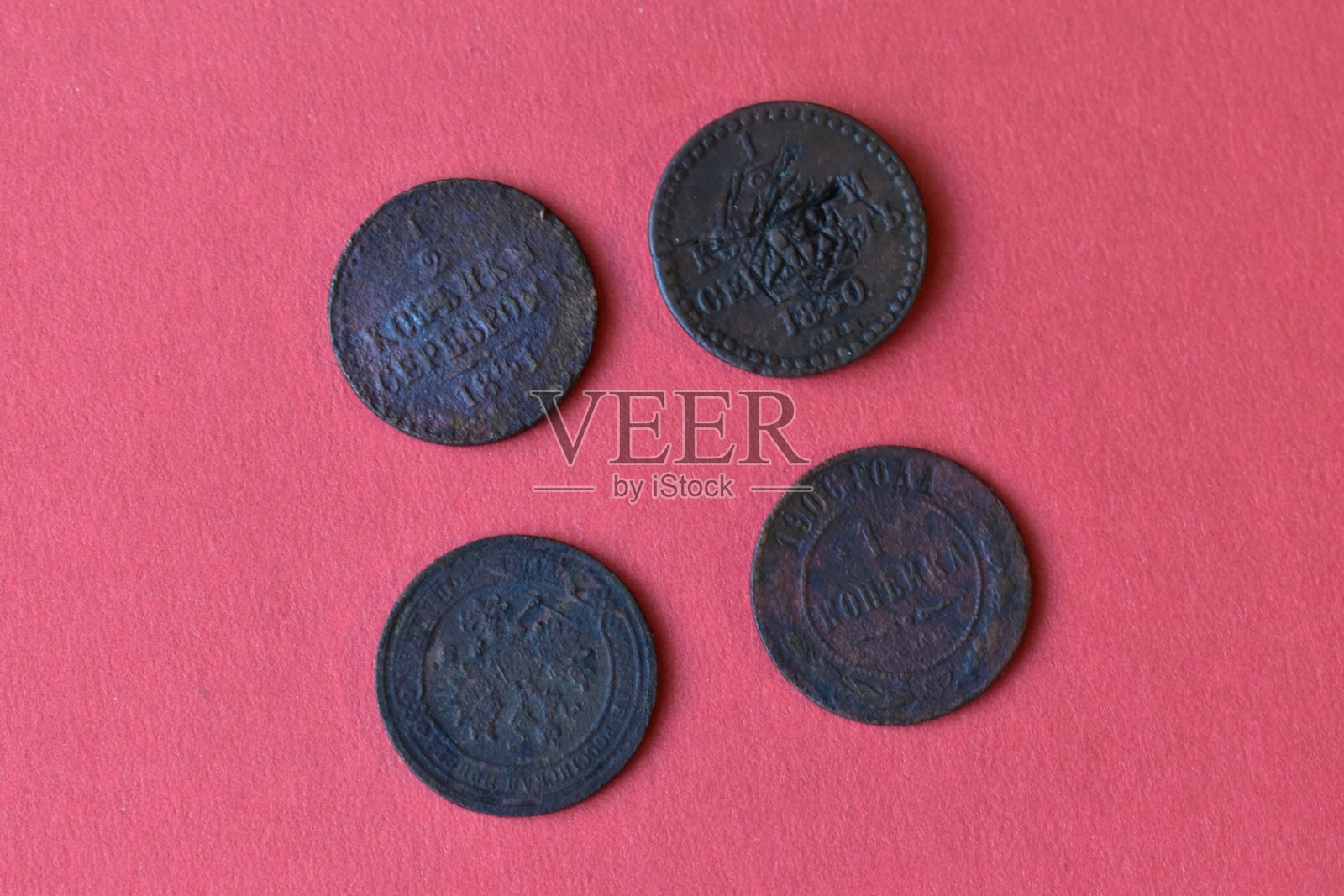 古董硬币，代币和徽章特写。照片摄影图片