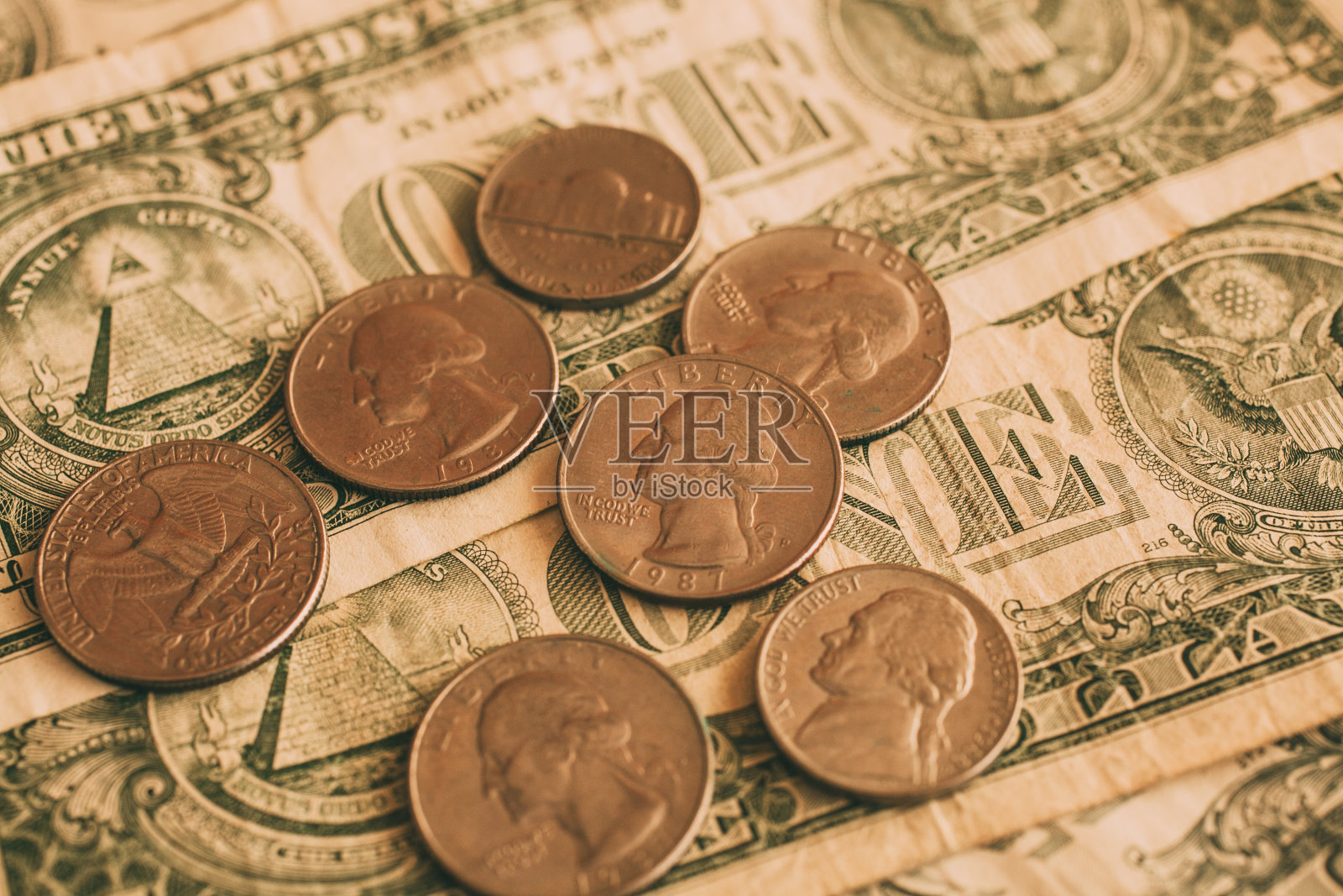 近距离观察美元纸币和硬币作为背景设计。成堆的美元作为背景。照片摄影图片