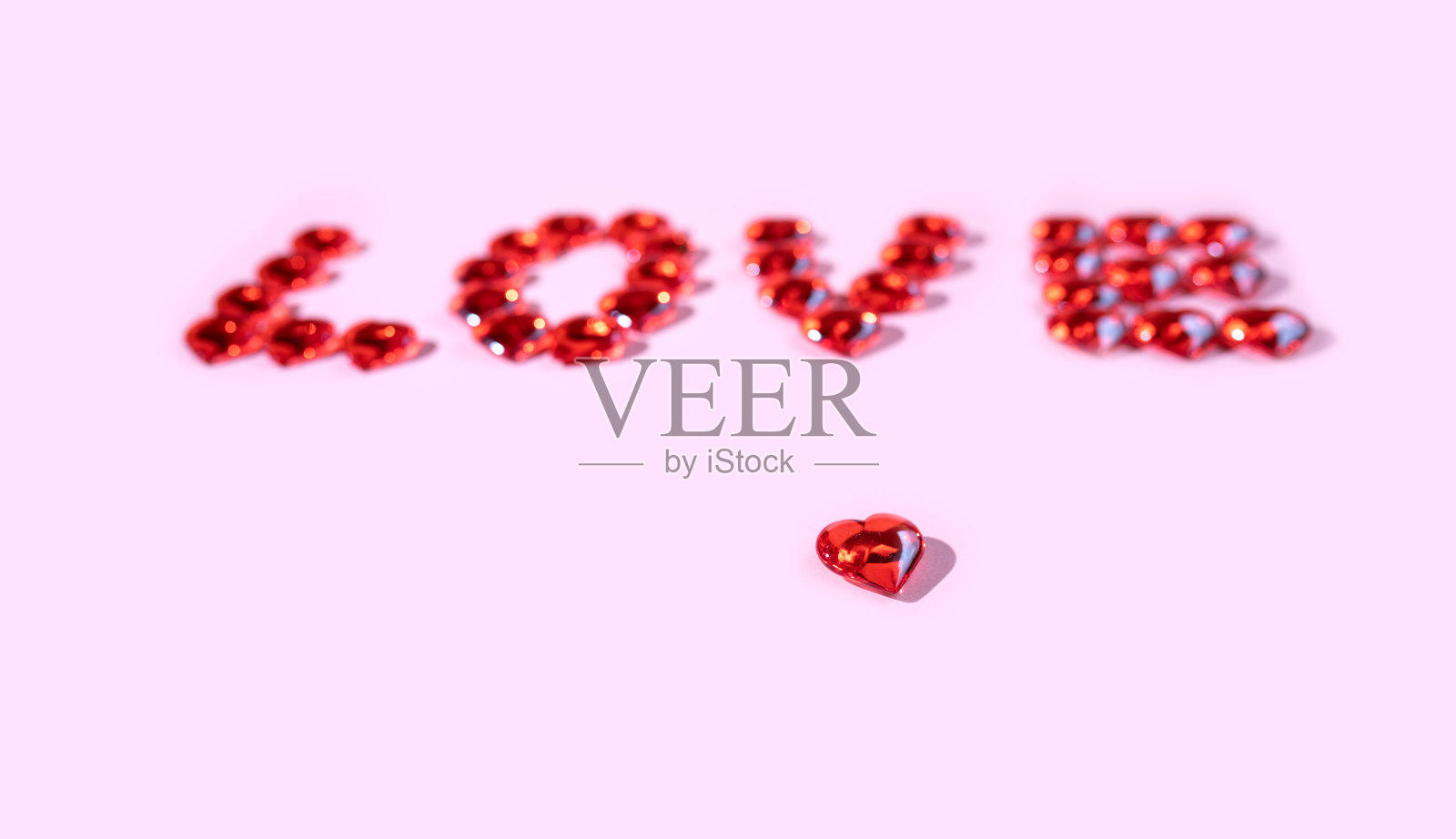 玻璃心组成的“爱”字照片摄影图片