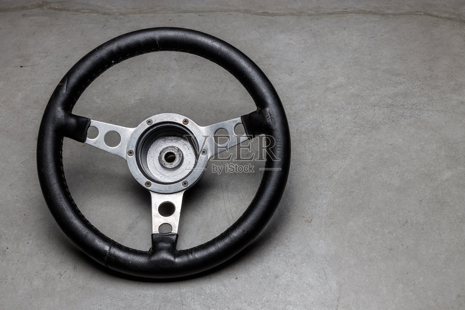 运动方向盘在金属覆盖黑色皮革照片摄影图片