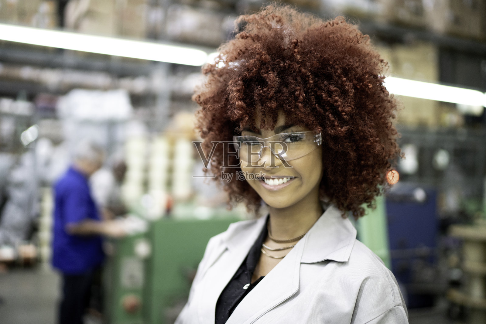 一个年轻工程师在工厂的肖像照片摄影图片