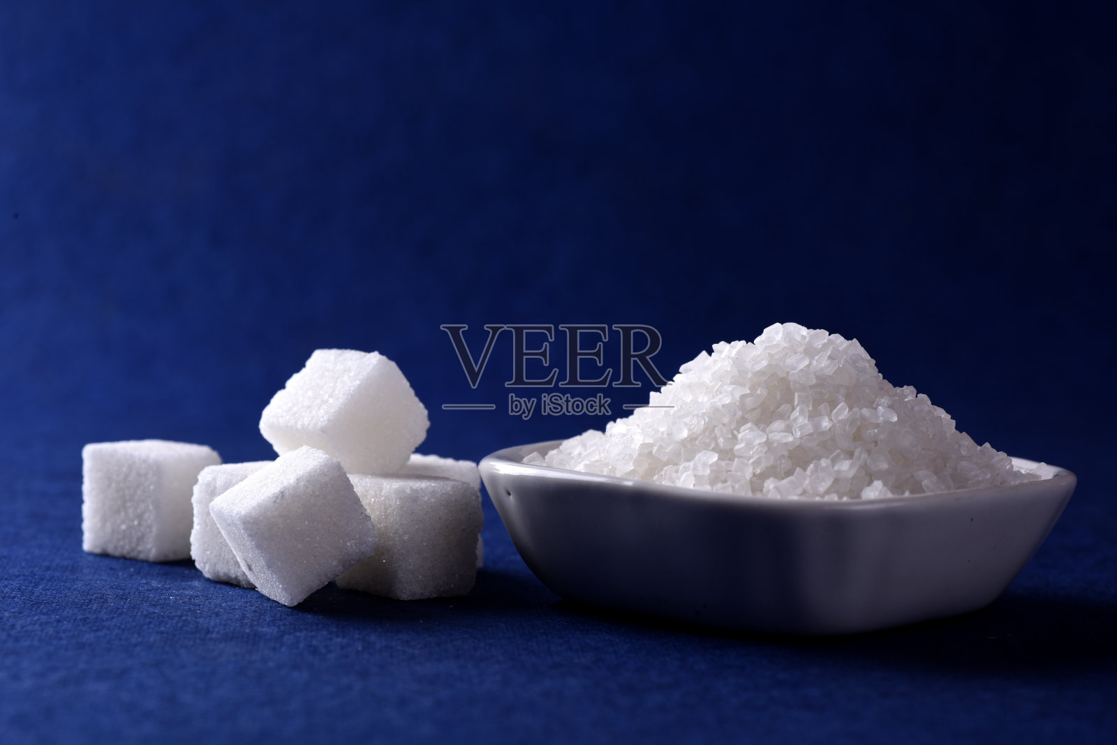 白底蓝底白底方糖照片摄影图片