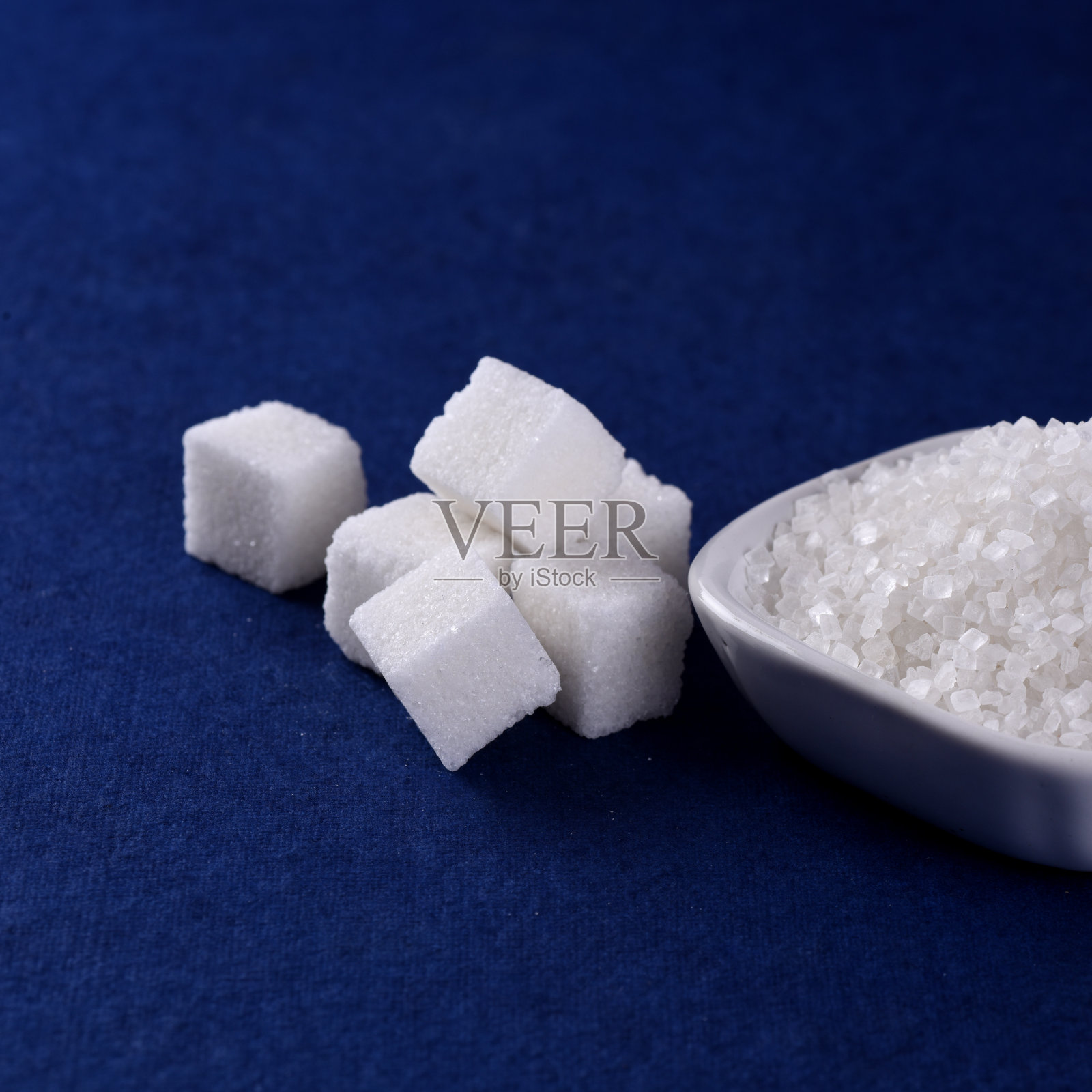 白底蓝底白底方糖照片摄影图片