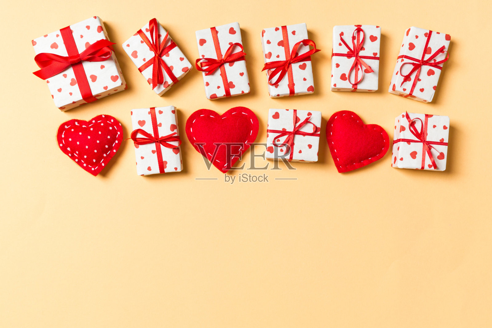 节日组成的礼盒和红色的纺织心在彩色的背景与空白为您的设计。情人节概念俯视图照片摄影图片