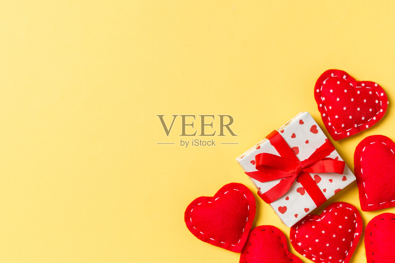 节日组成的礼盒和红色的纺织心在彩色的背景与空白为您的设计。情人节概念俯视图照片摄影图片