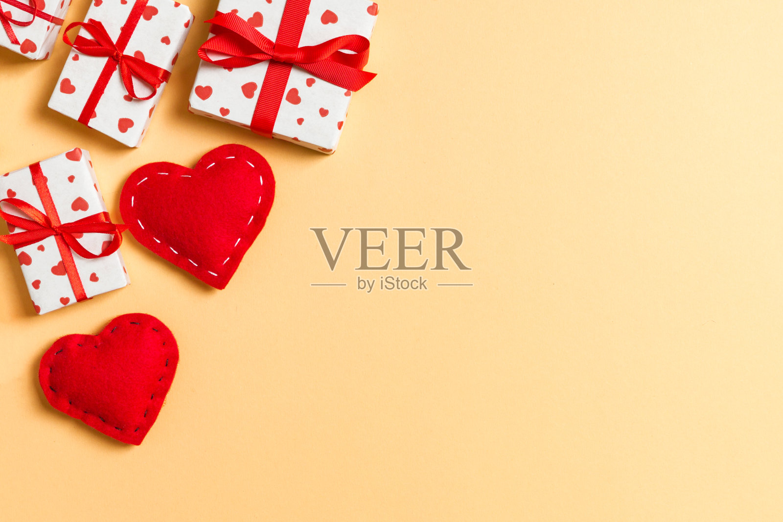 礼品盒和红色爱心的情人节背景照片摄影图片