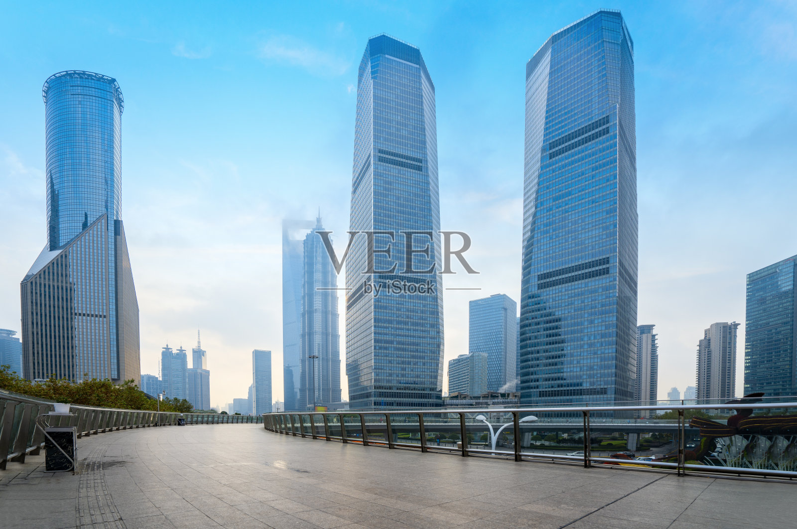 这座现代化的城市建在中国上海的金融中心陆家嘴照片摄影图片