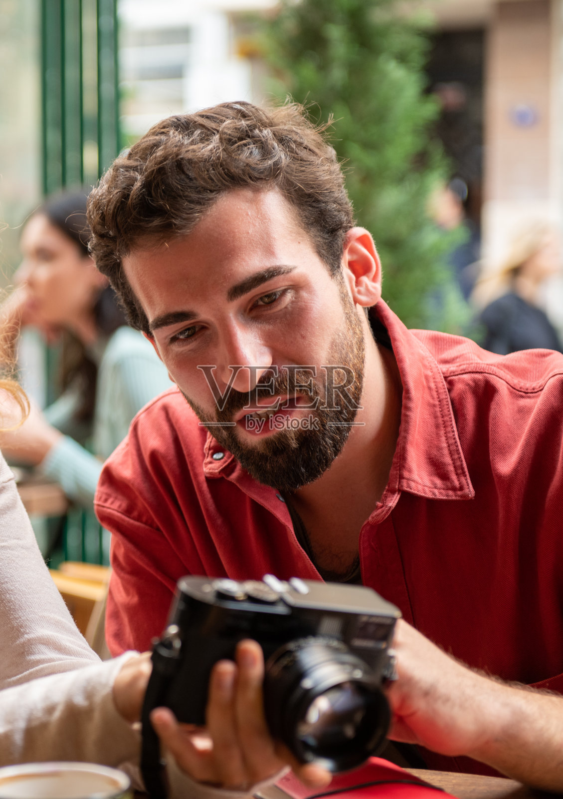 教相机的年轻男人照片摄影图片