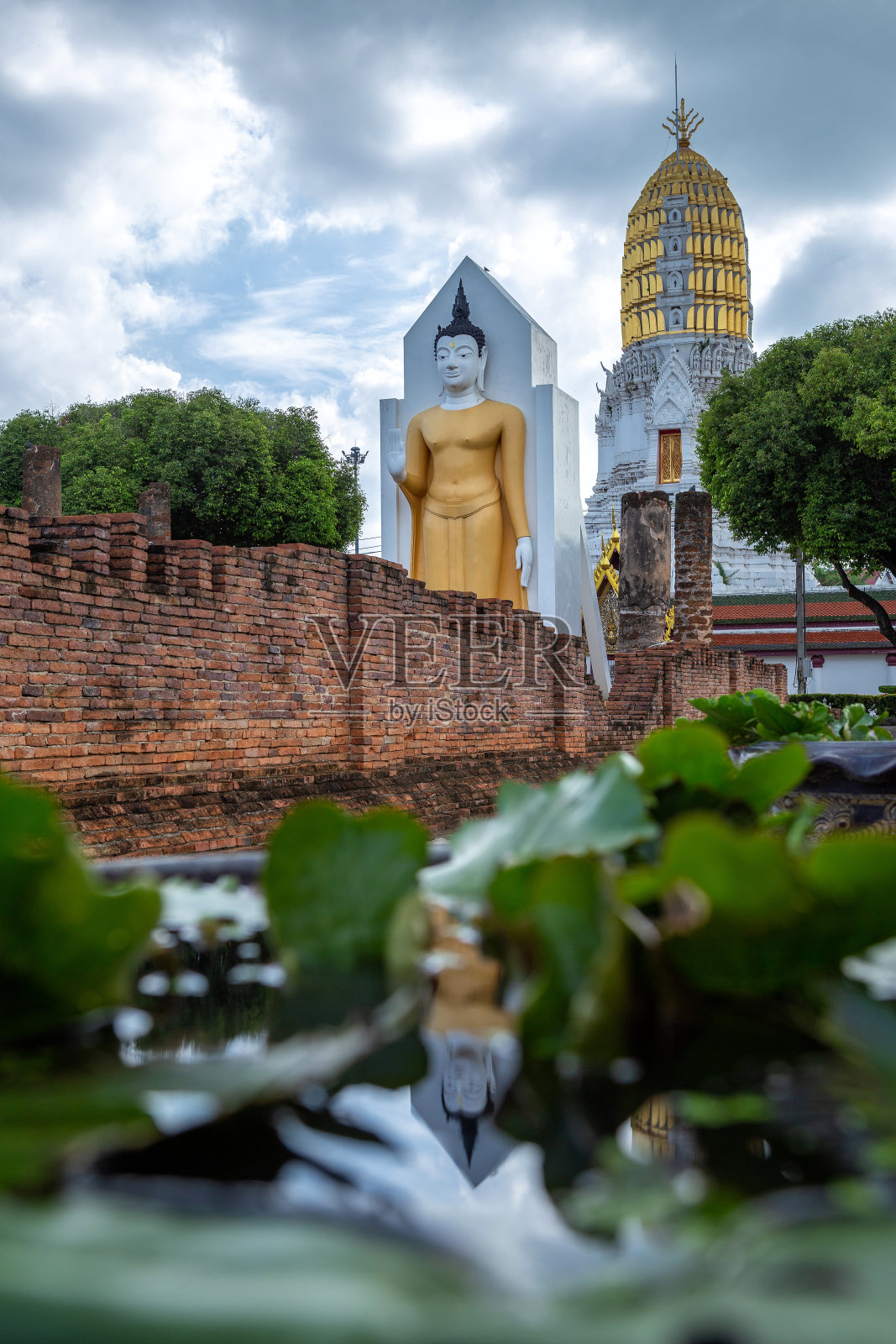在佛寺寺拉达纳摩诃佛寺的佛像，也被称为佛寺是一个佛教寺庙(Wat)，它是一个主要的旅游景点，泰国彭世洛。照片摄影图片