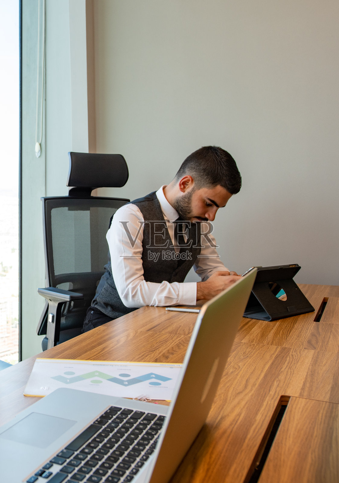 办公室里的商人照片摄影图片