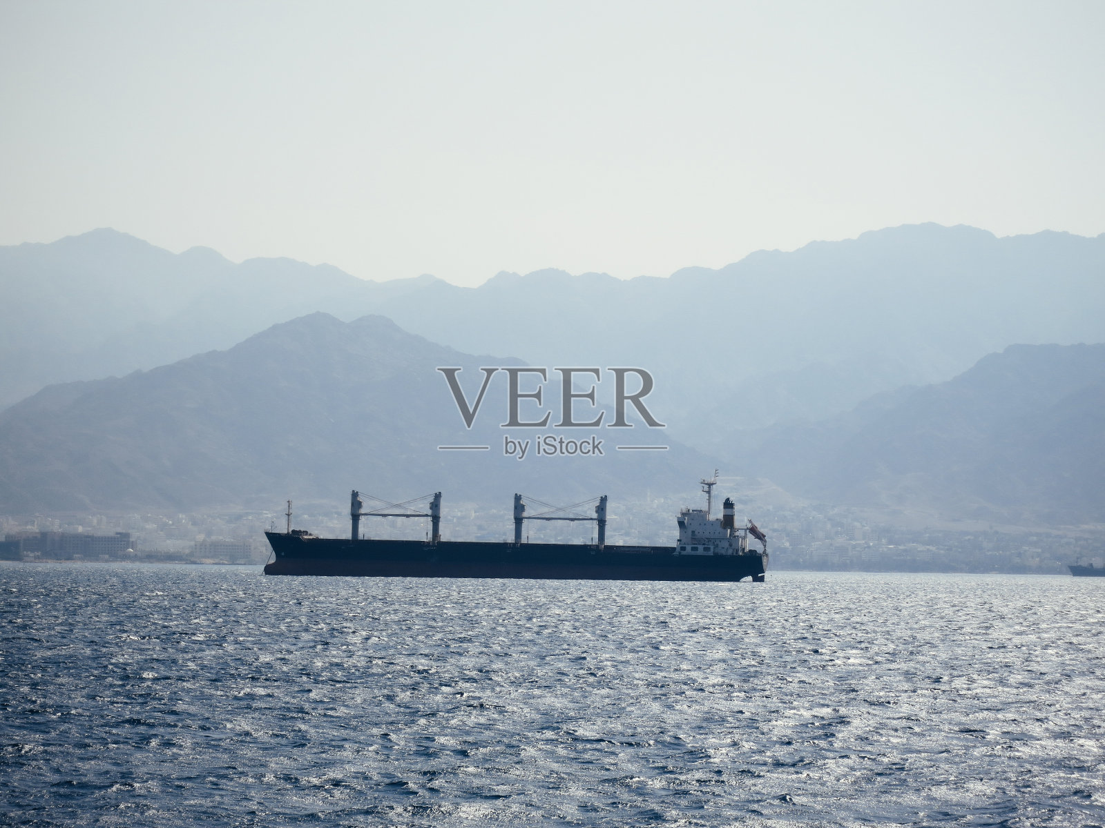 集装箱在红海运送货物照片摄影图片