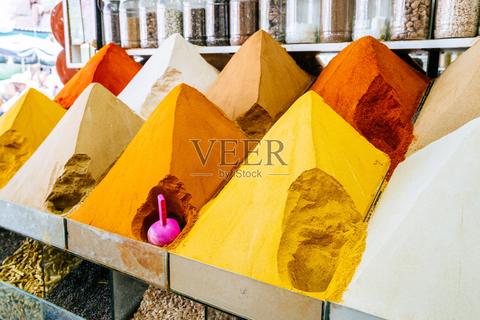 传统的摩洛哥香料呈金字塔状排列。照片摄影图片