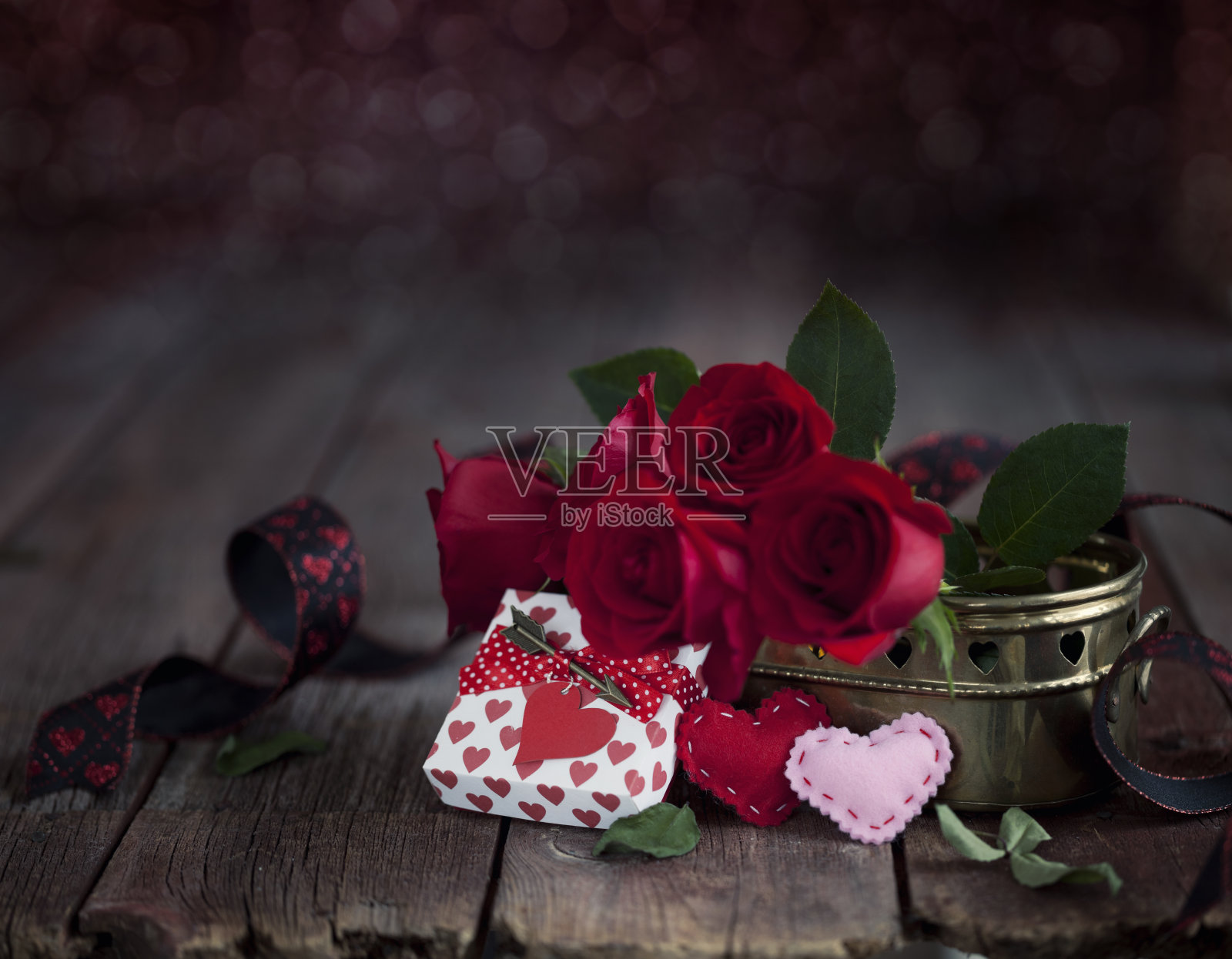 情人节礼物红玫瑰深色木质背景照片摄影图片